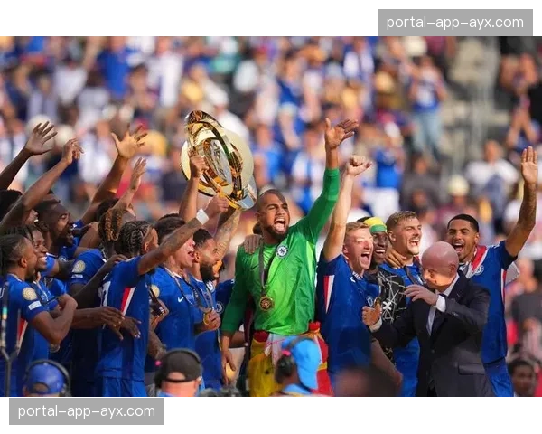 莱斯特城升级夜，主帅马雷斯卡被球员高高抛起庆祝